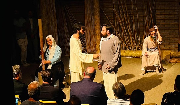 حبيب ظاهر: عرض مسرحية 