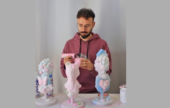 د. إيمان بن سالم تحاور التشكيلي التونسي أمير الشلّي